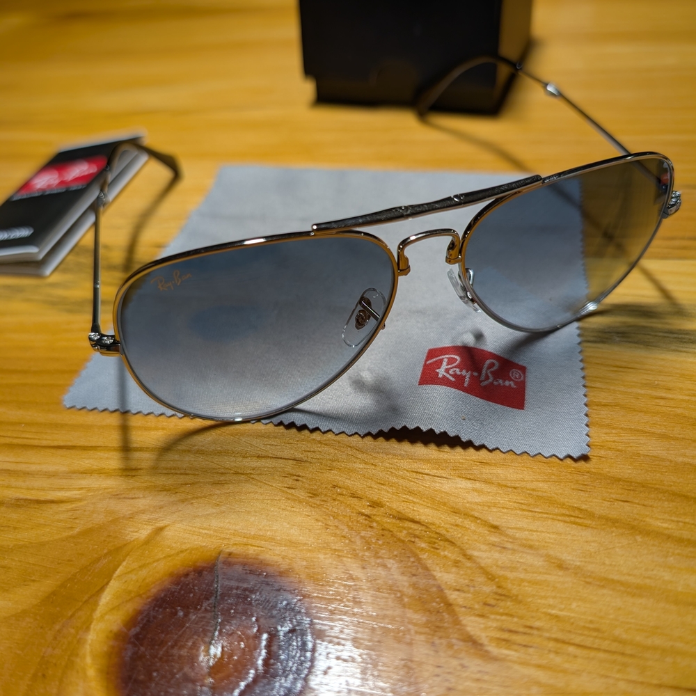 Ray-Ban Gray Aviator Sunglasses Frame: Silver
Lens: Black gradient